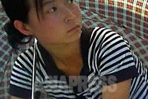 <북한사진보고> 외국인이 절대 만날 수 없는 뒷골목의 여성들(4) 몸 바쳐 가족을 부양하는 여성들 (사진4장)