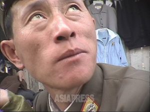조선인민군 병사들의 진면모(2) '군사강국'은 허상? 해이한 군인의 모습에 안심한다 (사진4장)