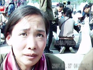 ＜북한사진보고＞ 외국인이 절대 만날 수 없는 평양의 뒷골목 여성들. 군것질하는 여대생의 모습도(사진4장)