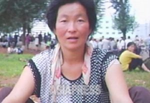＜북한사진보고＞ 외국인이 절대 만날 수 없는 평양의 뒷골목 여성들. 여중생이 통굽 샌들을 신고 버젓이 활보(사진4장)