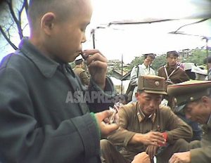 조선인민군 병사들의 진면모(5) 이 상태로 싸울 수 있나? 거지 아이 앞에서 음주, 사기 떨어진 군대 (사진4장)