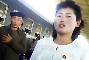 <북한사진보고> 미디어가 절대 담을 수 없는, 뒷골목에서 일하는 여성들의 모습 (사진4장)
