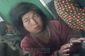 <북한사진보고> 김정은 시대의 어린 꼬제비들(5) 거리를 방황하는 유아, 여중생의 모습이 끊이지 않아... 발을 잃은 아이도 (사진4장)