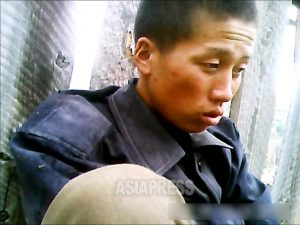 조선인민군 병사들의 진면모(7) 부대 내의 심각한 집단 괴롭힘...군복 뺏고 발길질에 구타도 (사진4장)