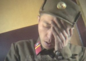 조선인민군 병사들의 진면모(8) 젊은 병사에 대한 심각한 박해를 찍다. 영양실조로 쇠약, 협박해 군복을 빼앗고 중노동에 녹초가 되기도(사진4장)