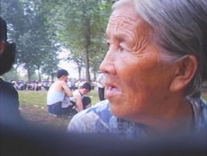 <북한사진보고> 버림받는 노인들(6) '늙은이도 벌어 오라' 폐품 회수에 채소 장사... 일에 내몰리는 할머니들 (사진 4장)