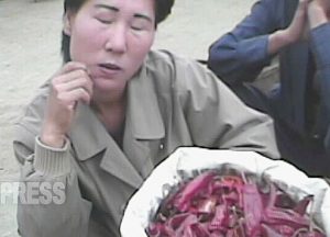<북한사진보고> 미디어가 절대 담을 수 없는, 뒷골목에서 일하는 여성들의 모습(4) 멋에 신경 쓰는 여성들을 찍다 (사진4장)