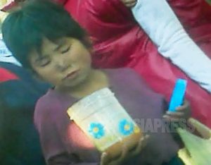 ＜북한사진보고＞ 김정은 시대의 어린 꼬제비들(6) 음식을 찾아 헤매는 소녀...길가에서 숨진 아이에 주의를 기울일 여유도 없어 (사진4장)