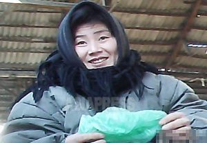 ＜북한사진보고＞ 외국인이 절대 만날 수 없는 뒷골목 여성들. 우울과 고생 속에서 찾은 활짝 웃는 얼굴(사진6장)