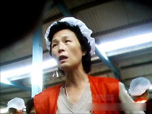 <북한사진보고> 외국인이 절대 만날 수 없는 뒷골목 여성들(4) 핵도 미사일도 관심 없어... 골목에서 매우 바쁜 북한 여성들