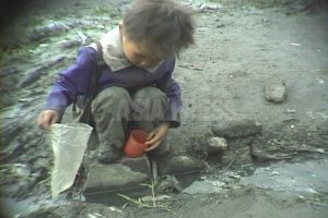 ＜북한사진보고＞ 영상에 기록된 소녀들의 수난(7) 대기근 시대 노숙 소녀들의 고난을 돌아본다 1 (사진 4장)