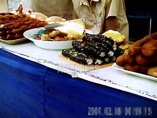 ＜북한사진보고＞ 의외로 다양한 북한 서민의 식사(3) 검고 긴 이 음식은 무엇? 어디서 본 듯... (사진 3장)