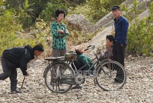 남북 정상회담을 앞둔 북한 내부와 주민들은 어떤 상황인가? (1)북한 여성에게 최신 소식을 듣다