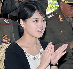 드디어… ‘사치를 좋아하는 소녀’로 악평 받는 김정은의 처 리설주에 ‘존경하는 여사’를 처음 사용, 4대 세습을 향한 포석? (사진3장)