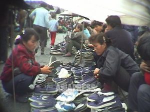 북한 시장경제의 확대는 어떤 사회 변화를 가져왔는가(2) 암시장과 농민시장의 결합 ~내부영상 자료로 고찰한다~ 이시마루 지로