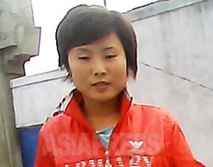 <북한사진보고> 외국인이 절대 만날 수 없는 뒷골목의 여성들(2) 여성이 예뻐지게 된 이유는 (사진5장)