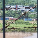＜최신사진보고＞ 북중 무역현장을 가다 늘어선 북한행 화물차 행렬, 운전사 하차는 불가능