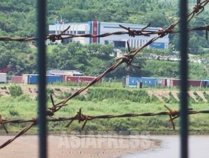 ＜최신사진보고＞ 북중 무역현장을 가다 늘어선 북한행 화물차 행렬, 운전사 하차는 불가능