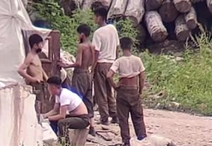 ＜수해 최신정보＞ 복구 작업 본격화했는데... 동원 병사가 민가에서 '먹을 것 주세요' 구걸　이재민 피난소 생활 시작