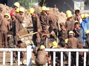 ＜북한 초망원촬영＞대홍수 발생 1년, 현지의 지금 모습은? (1) 늘어선 신축 아파트... 자세히 보면 벌써 타일 떨어진 곳도　제방 공사에 남녀 군인 대량 동원 (사진 10장)