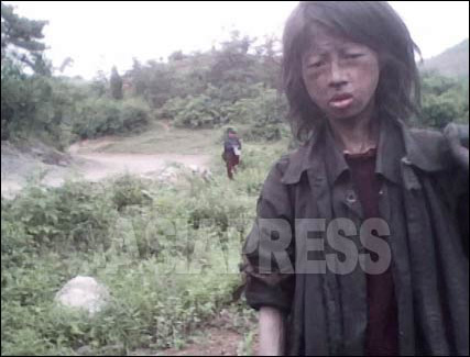 This 23 year-old homeless woman was found dead in a corn field in October, 2010. She died of starvation. Reporter Kim Dong-cheol tells us that "the number of homeless and suicides have greatly increased since the 2009 currency reform." This video was taken in June 2010. (Video image by Kim Dong-cheol/South Pyongan Province, North Korea, ASIAPRESS)