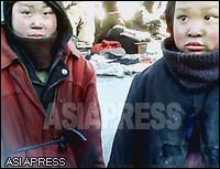 Homeless Kotchebi girls hang around the market all day begging for food. (January. 2011. North Pyongan Province, by Kim Dong-cheol. (January. 2011. North Pyongan Province, by KimDong-cheol) (C)ASIAPRESS 