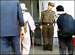 A woman was stung by the soldier for carrying a large backpack. She was not allowed to enter. (Taken by Gu Gwang-ho) (C) ASIAPRESS