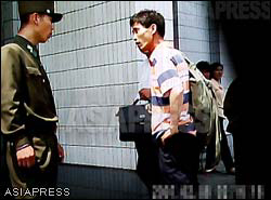 This middle-aged man was also not allowed to enter because of his backpack. The man started an acrimonious quarrel with the soldier. The soldier tells him any passengers with shabby looking clothes and backpacks are not allowed to enter because there was an event to be held in the city center this day. (Taken by Gu Gwang-ho) (C) ASIAPRESS