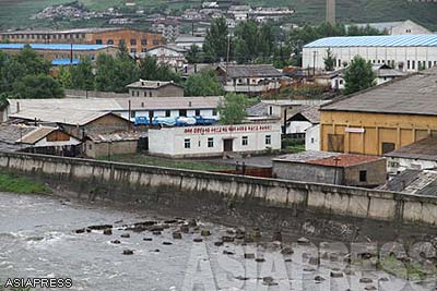 The outskirts of Hyesan, Ryanggang Province in northern North Korea. The river Amrok-gang (called Yalu in Chinese) that forms the border between Changbai Korean Autonomous County in Jilin Province of China and North Korea is pictured. Both sides used to be very active with trade activities. However, customs have remained closed since the 19th, after Kim Jong-il's death. Photo taken from the Chinese side of the river. (July, 2010. Photo by Lee Jin-su) 　(C) ASIAPRESS