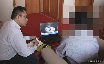Reporter Gu Gwang-ho (right) explaining the footage he has taken to editor ISHIMARU Jiro（left） （October 2011, in northeast China)