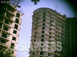 A high-rise building to be more than 20 storeys high, currently under construction. The location and size of the windows are inconsistent, and distorted. (Aug/2011/Taken by Gu Gwang-ho)