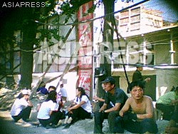 The women on the left are mobilized female university students. The men on the right seem to be workers from "a foreign construction company".(Aug/2011/Taken by Gu Gwang-ho)
