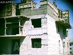 A close-up look of the higher floors shows that the construction method is of stacking blocks on top of one another. But the work is crude and slipshod, with results that are warped and misaligned.(Aug/2011/Taken by Gu Gwang-ho)