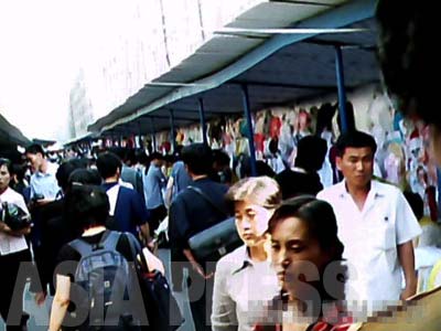 The busy Moran market in the central part of the city. This is a publicly-run market, supervised by the authorities. ( June 2011, Moranbong District, By GU Gwang-ho)　ASIAPRESS