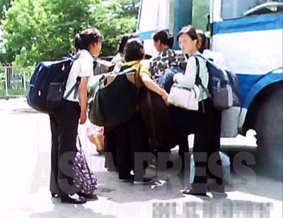 Women heading home by bus carrying large bundles of goods for sale. Such women are never seen in the central part of the city.( June 2011, by Gu Gwang-ho)　ASIAPRESS