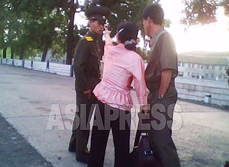 [Reference photo] Troubles and quarrels between police officers and citizens are daily affairs in North Korea. As long as the issue is not related to political crimes, many people are now not hesitating to voice their discontent to police officers. In this photo, a woman (center) protests loudly against the police officer (left) for his crackdown on people in the street. (June. 2010. North Pyongan Province. A captured image from the video footage taken by Kim Dong-cheol)