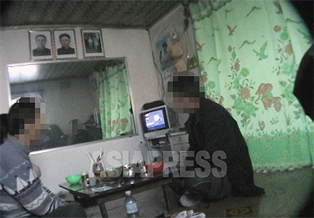 In North Korea, the portraits of Kim Il-sung and Kim Jong-il are hung in every household, worksite and public place. This photo was taken in the living room of an ordinary family. Adding to the portraits of Kim Il-sung and Kim Jong-il, Kim Jong-suk (Kim Jong-Il's mother) is also hung high on the wall. (April. 2007. Taken by Lee Jun) 　ASIAPRESS 