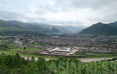 Musan County in the North Hamkyung Province, a border city with a population of more than 100-thousand, seen from the Chinese side. The river running from left to right is the Tuman-gang(Tumen) River. Chinese carrier mobile phones can be used in almost all parts of the county, making this a major base for outflow of information on North Korea by residents. (July 2012) 　ASIAPRESS 