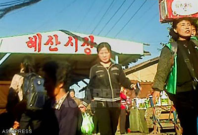 Ryanggang Province, busy with people. This is the "Hyesan Market" in Hyesan City. (November 2012 Taken by Rimjin-gang's reporting partner in North Korea) ASIAPRESS