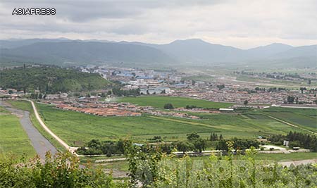 (Reference Photo) North Korea's border town, Hyoeryong, North Hamkyung Province.  The river flowing from left to right is the Tuman-gang(Tumen River). Chinese carrier mobile phones function in the border area and allow us to receive information. (Photo was taken from the Chinese side. June/2010)　ASIAPRESS 