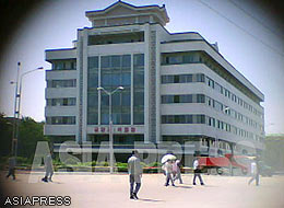 The five-storey Pyongyang Department Store No.1 was built in the first half of the 1980's. (Sep.2011/Gu Gwang-ho)