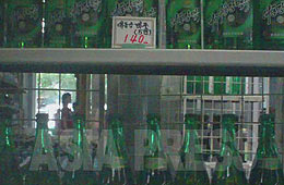 A price tag that says "Taedong-gang beer 140 won". British equipment was used to produce this beer, and the taste is said to be good. (Sep.2011/Gu Gwang-ho)