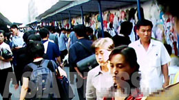 The Moran Market, in the central part of Pyongyang City. The market is crowded with many people. A wide variety of goods are sold here, including clothing, foods, and daily sundries, every bit as good as department stores. As long as you have the money, anyone can buy. This is a stark contrast with the state run department store.(Jun..2011/Moranbong District/Gu Gwang-ho)