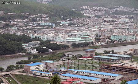 (REFERENCE PHOTO) Hyesan City, Ryanggang Province lies above the Amrok-gang(Yalu River). The border town is known as a junction for smuggling and defection. The photo was taken from Chinese side in June. 2010. ASIAPRESS