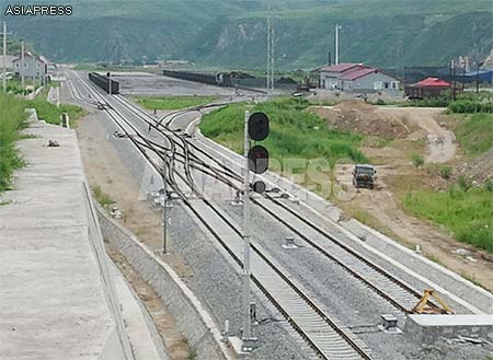 He-Ping Railway, Nanpingzhen: trains to North Korea set off from this point. The mountains in the background of the photo are in North Korea. (August, 2013)ASIAPRESS