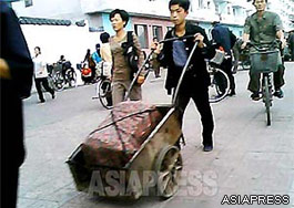 This is a smaller size handcart with thin wheels. Part time workers usually use this kind of handcart. (Pyongsong. South Pyongan Province. September, 2013)ASIAPRESS