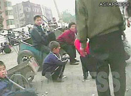 Porters soliciting customers near the Sariwon Railway Stations. (Sariwon. North Hwanghae Province. October. 2008, Taken by Sim Ui-chun) ASIAPRESS