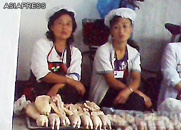 Women at a stall selling pigs' trotters. They are sold raw or boiled. (September 2013. Taken in the Sunam Market, Chongjin, North Hamkyung Province)ASIAPRESS