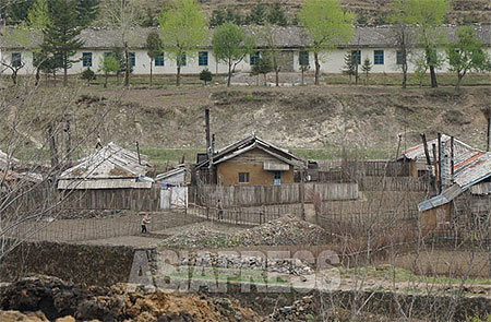 On the outskirts of Hyesan, a single-family house with a small garden for growing crops can be seen. [May. 2014]　ASIAPRESS 