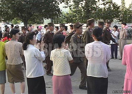 On the occasion of the 2006 ballistic missile launch, the North Korean government announced 'a state of pre-wartime', and called for the enlistment of volunteer soldiers. The photo above shows newly enlisted soldiers marching to the applause of local people in Chongjin. (Taken by undercover reporter LEE Jun. 2006. Chongjin, North Hamkyung Province) 　ASIAPRESS 